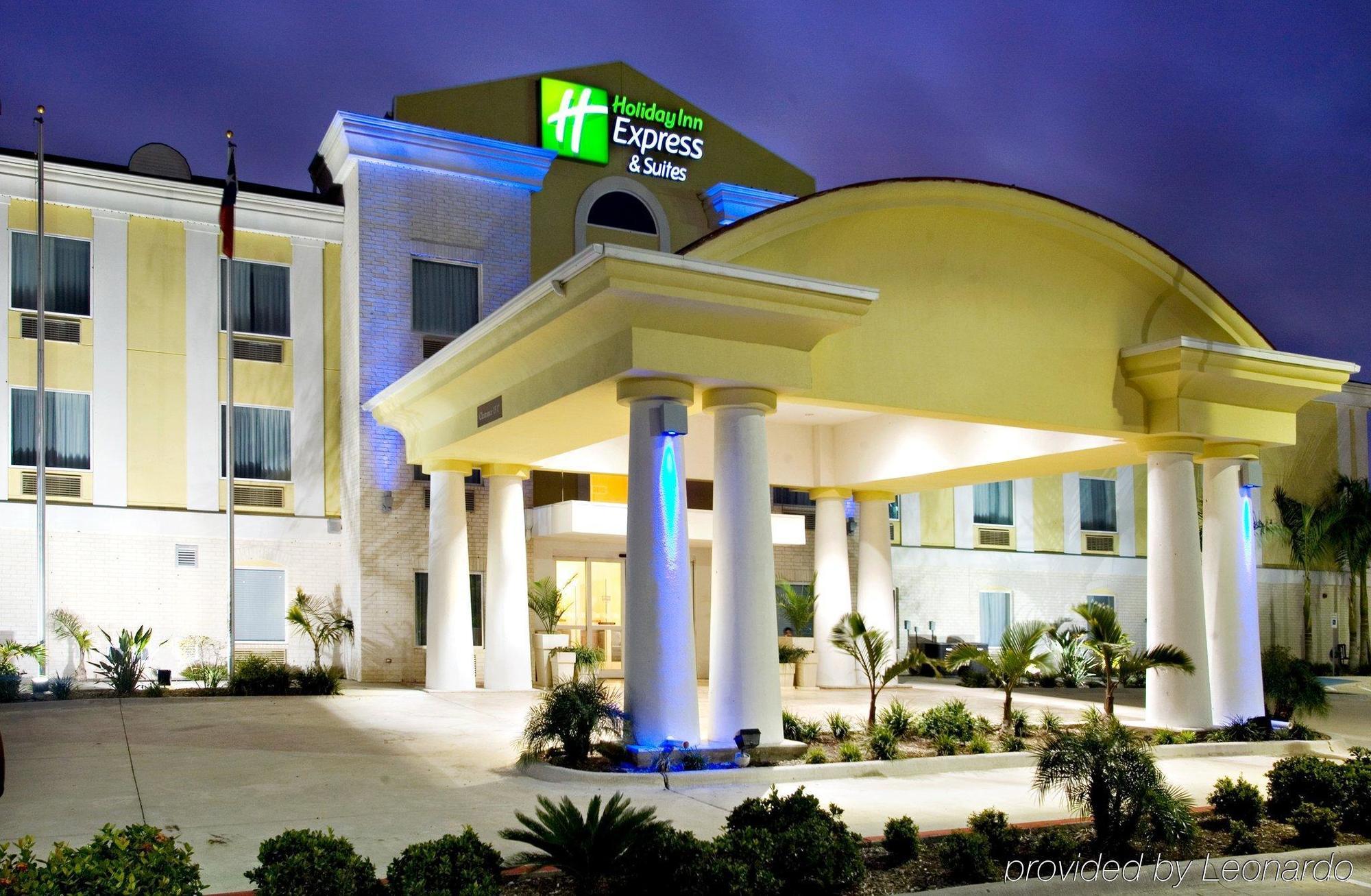 Holiday Inn Express Hotel And Suites Falfurrias Exterior photo